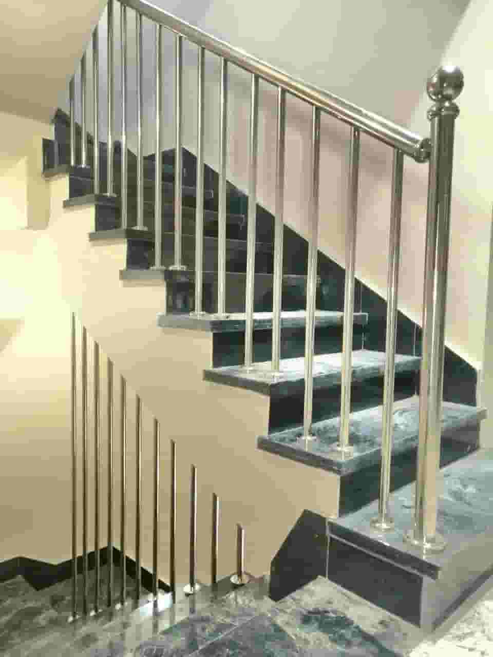 سلالم استانلس ستيل