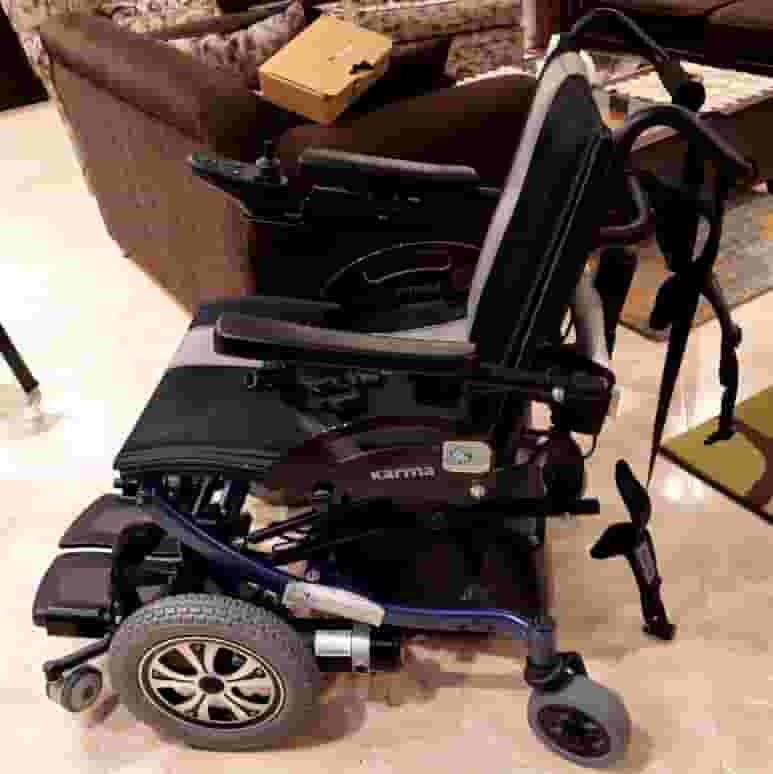 كرسي كهربائي متحرك  