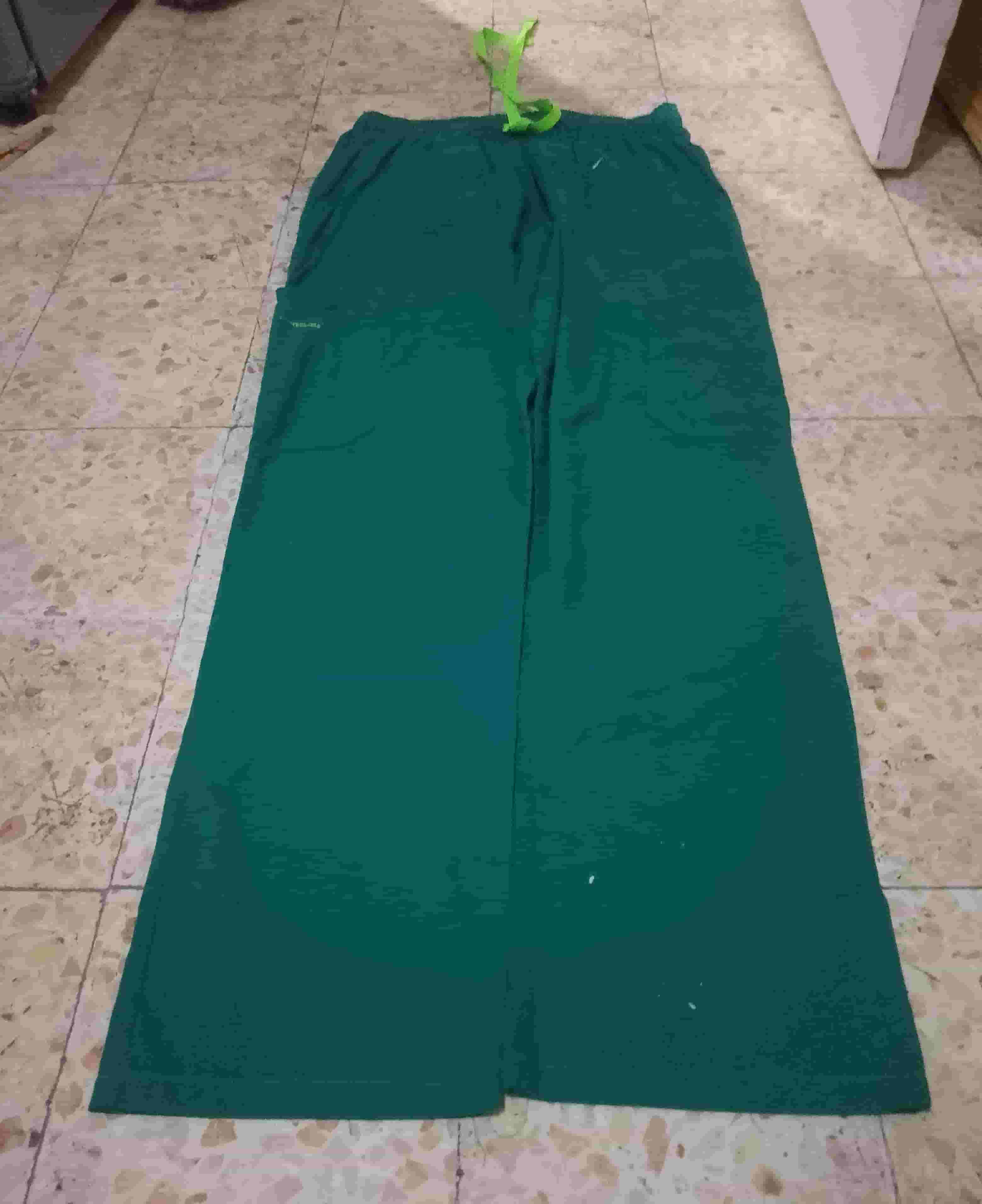 يوجد عدد ٤ بناطيل للبيع 