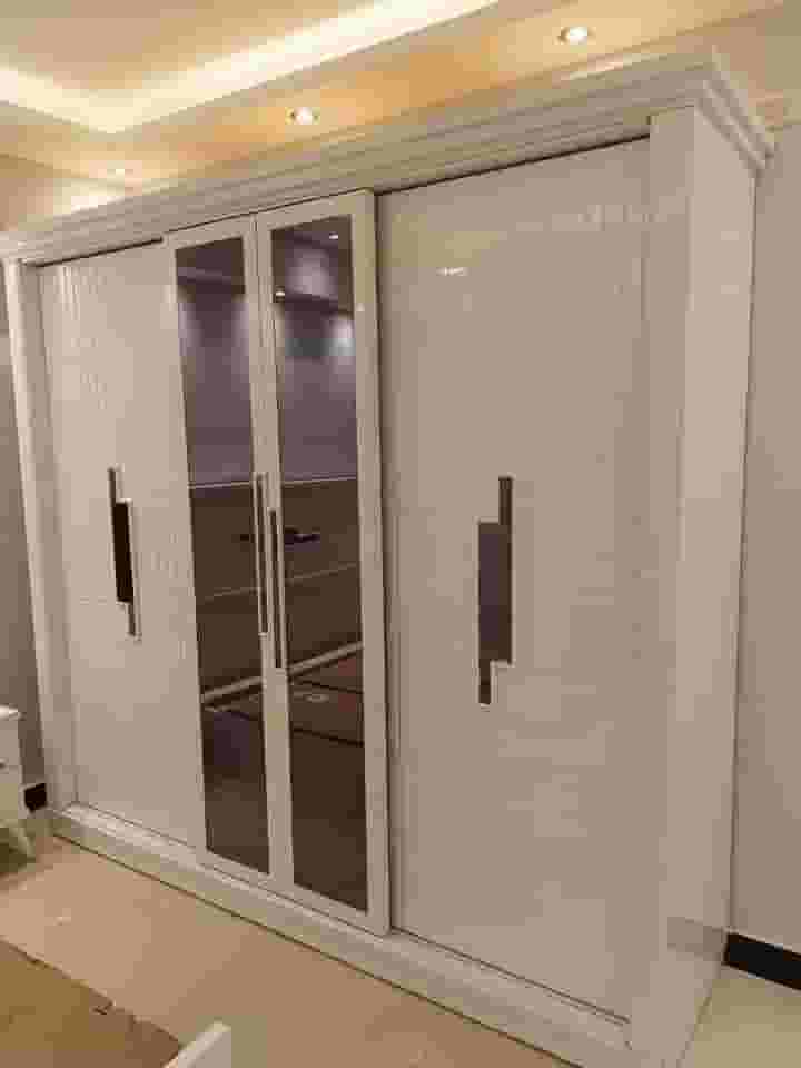 دولاب فوري مقبض مترين ونص ٤ ضرف ابيض زجاج فاميه