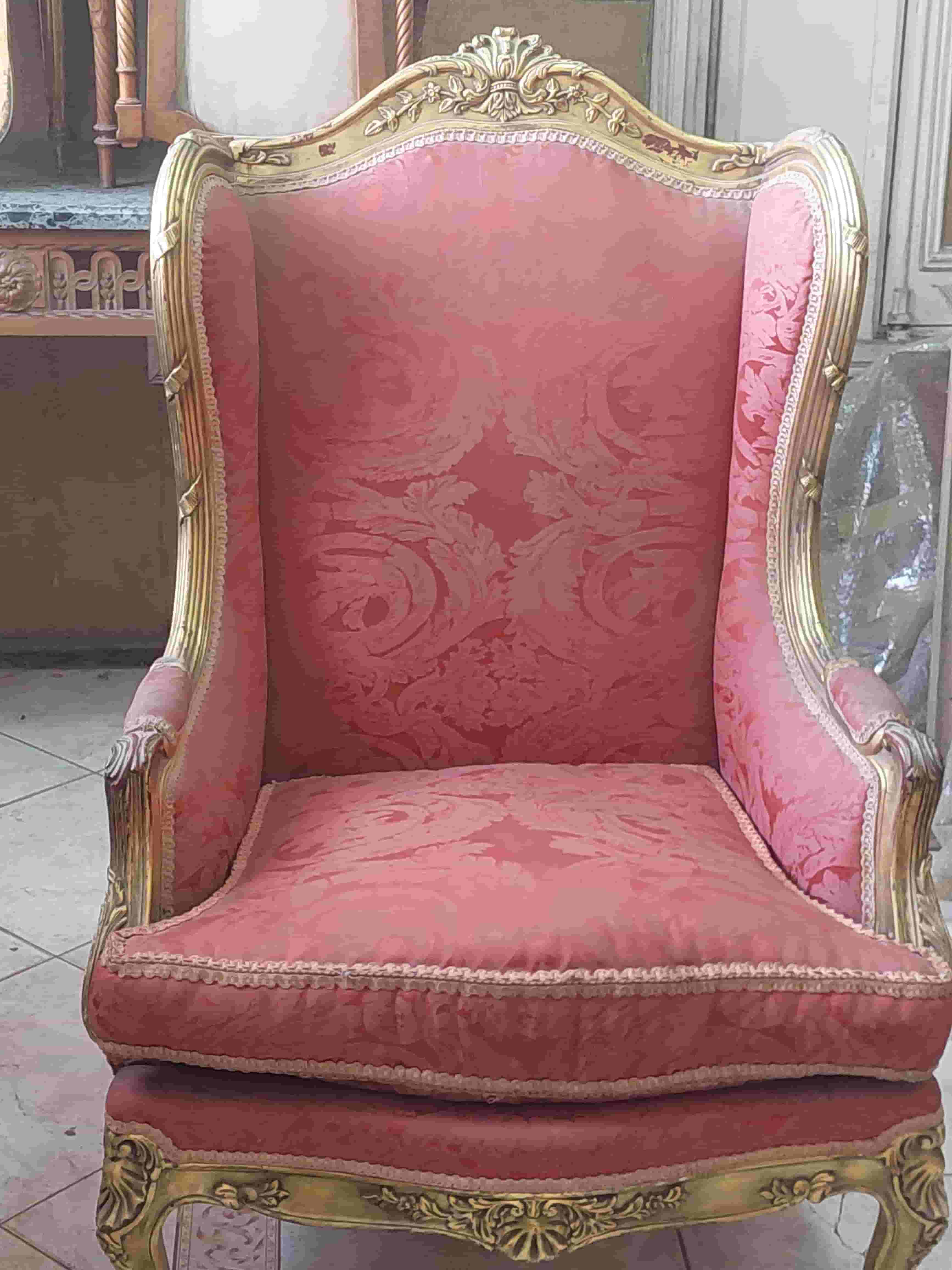 كرسي ذهبي كرسي ذهبي